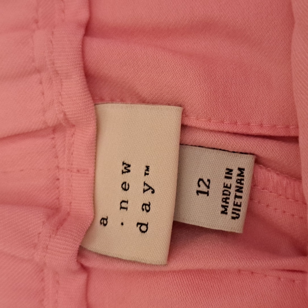 NWOT PLEATED SHORTS - Picture 4 of 6